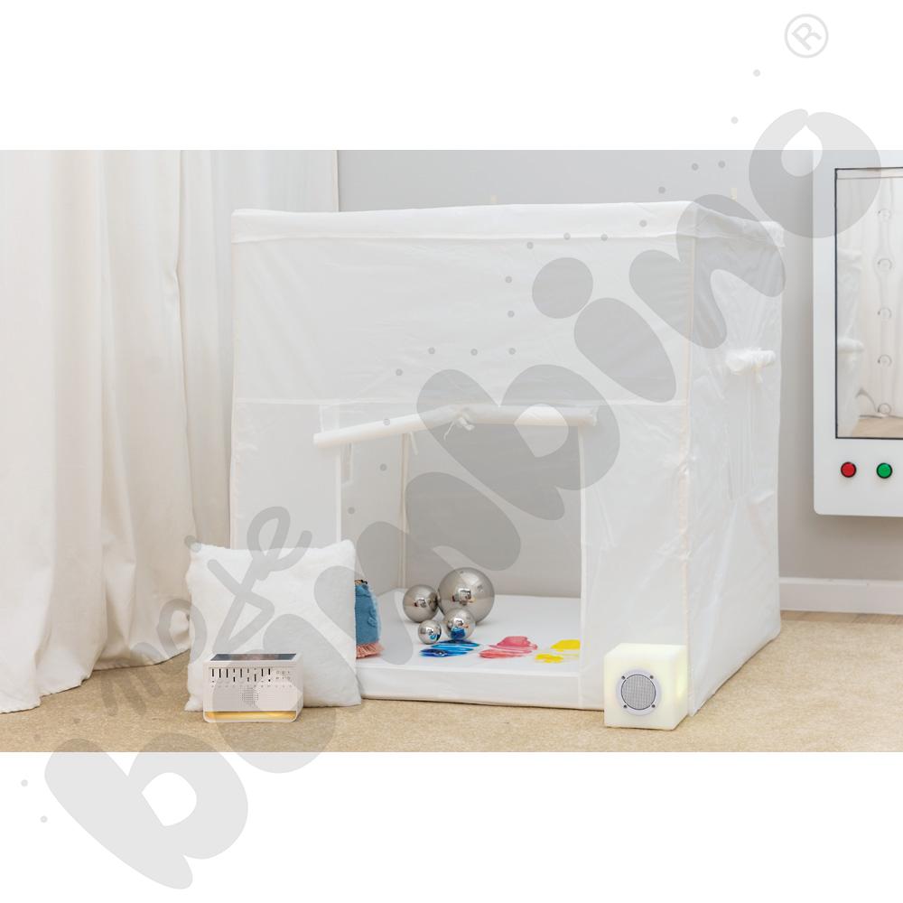 Biały namiot z akcesoriami terapeutycznymi