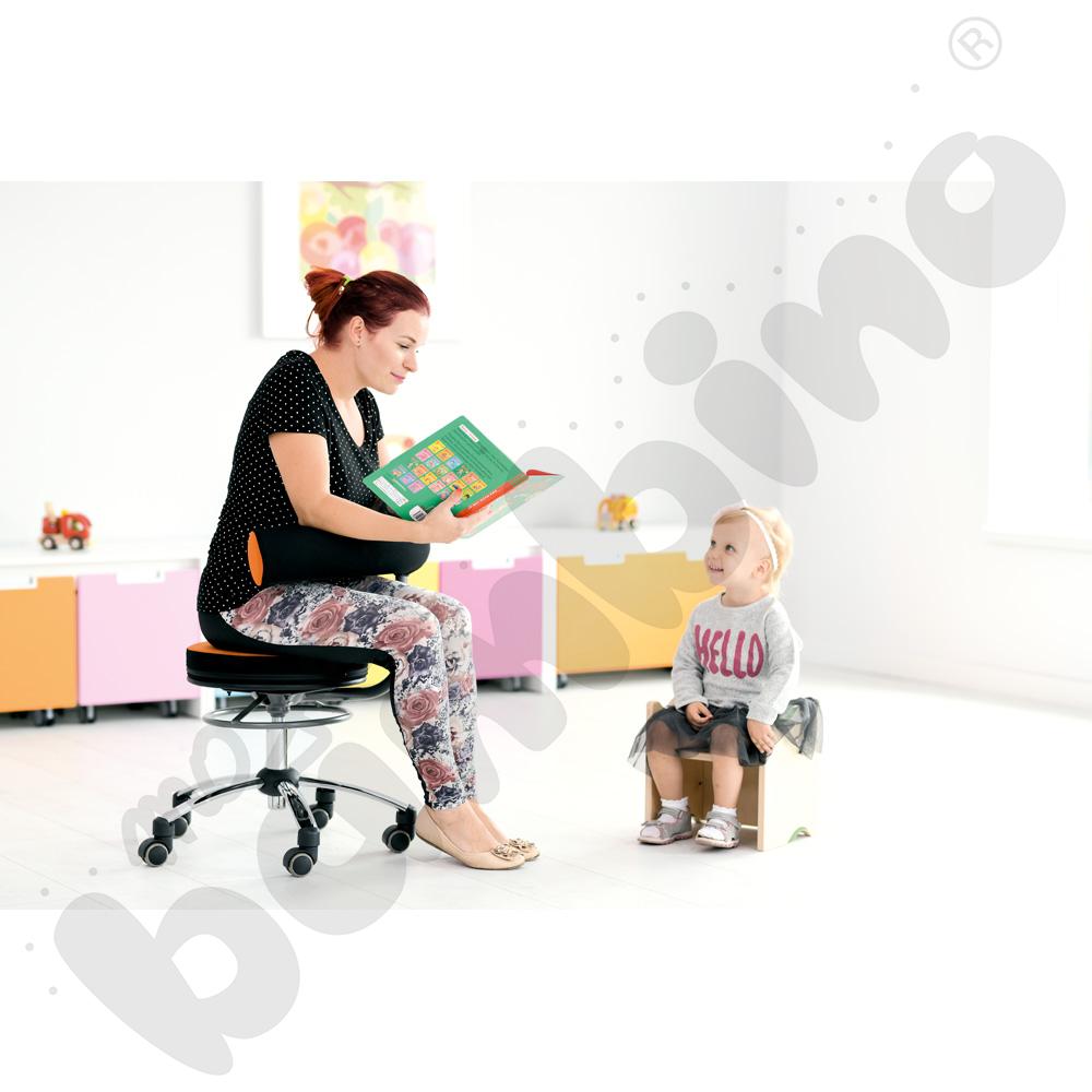 Krzesło multifunkcyjne Sanus, tkanina, kółka samohamujące - pomarańczowo-czarne