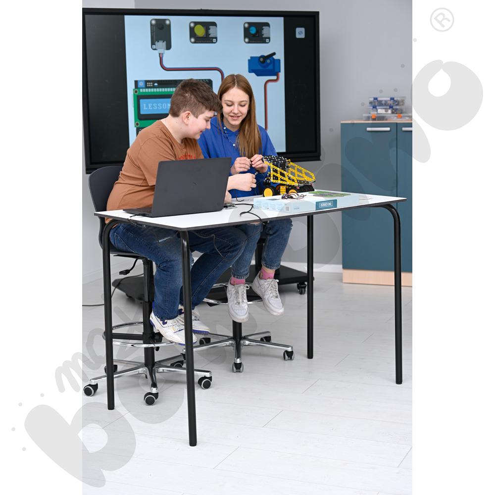 Hoker obrotowy na kółkach