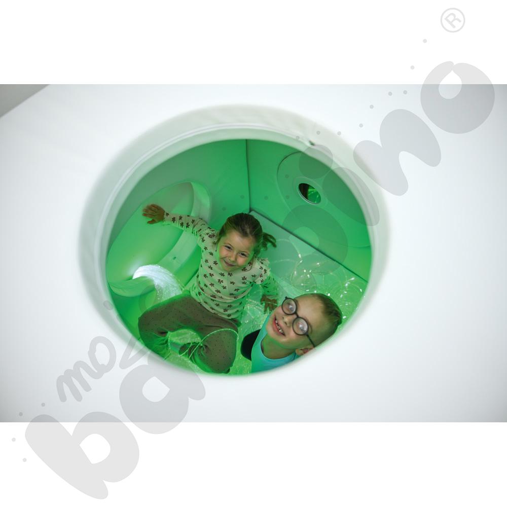 Biały domek - lustrzane odbicie