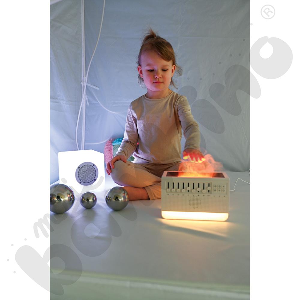 Biały namiot z akcesoriami terapeutycznymi