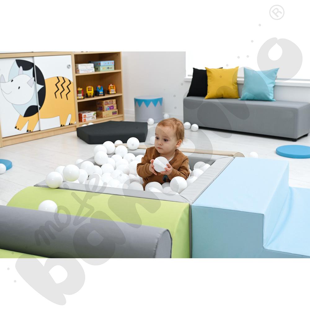 Zestaw pianek z kwadratowym basenem