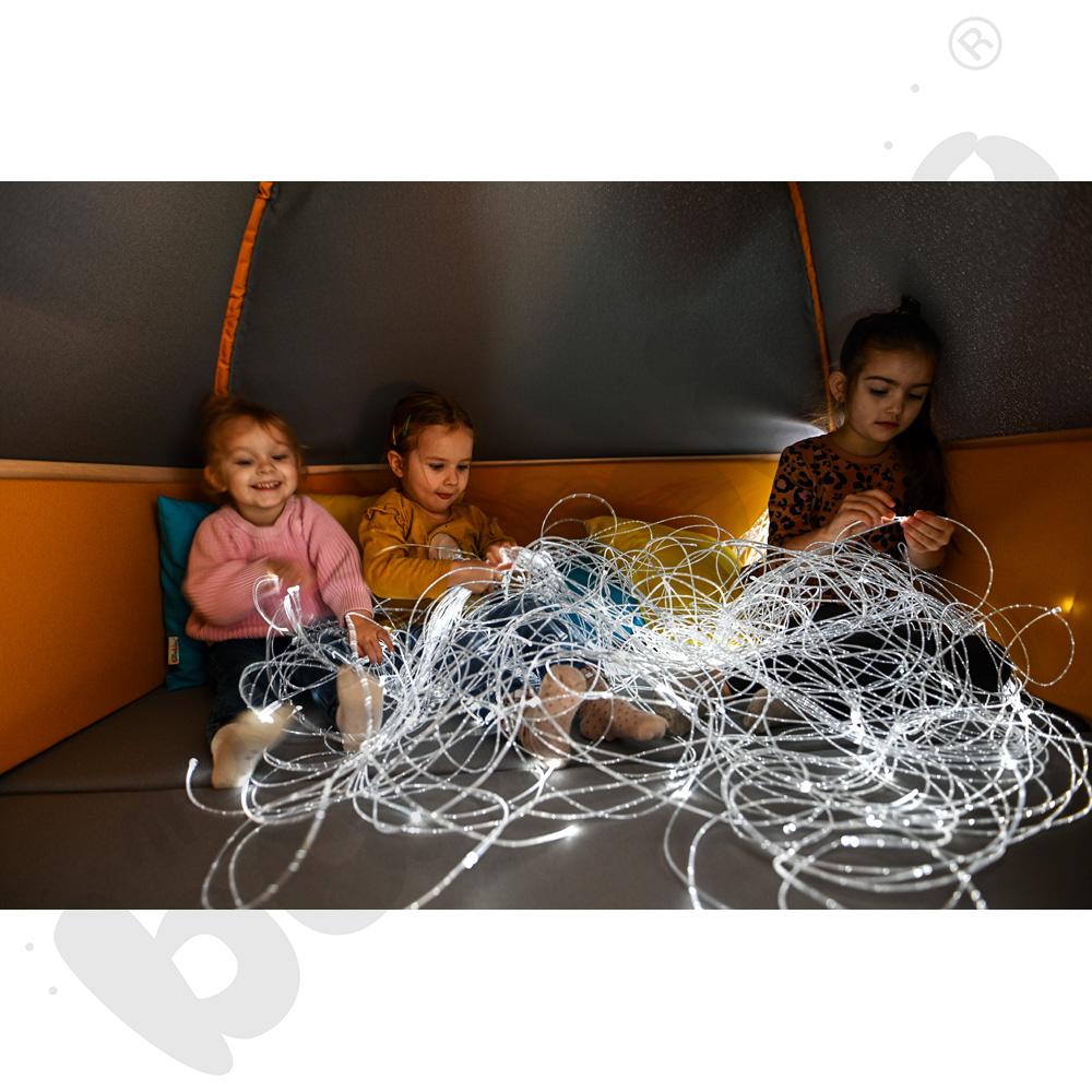 Kącik relaksacyjny z baldachimem