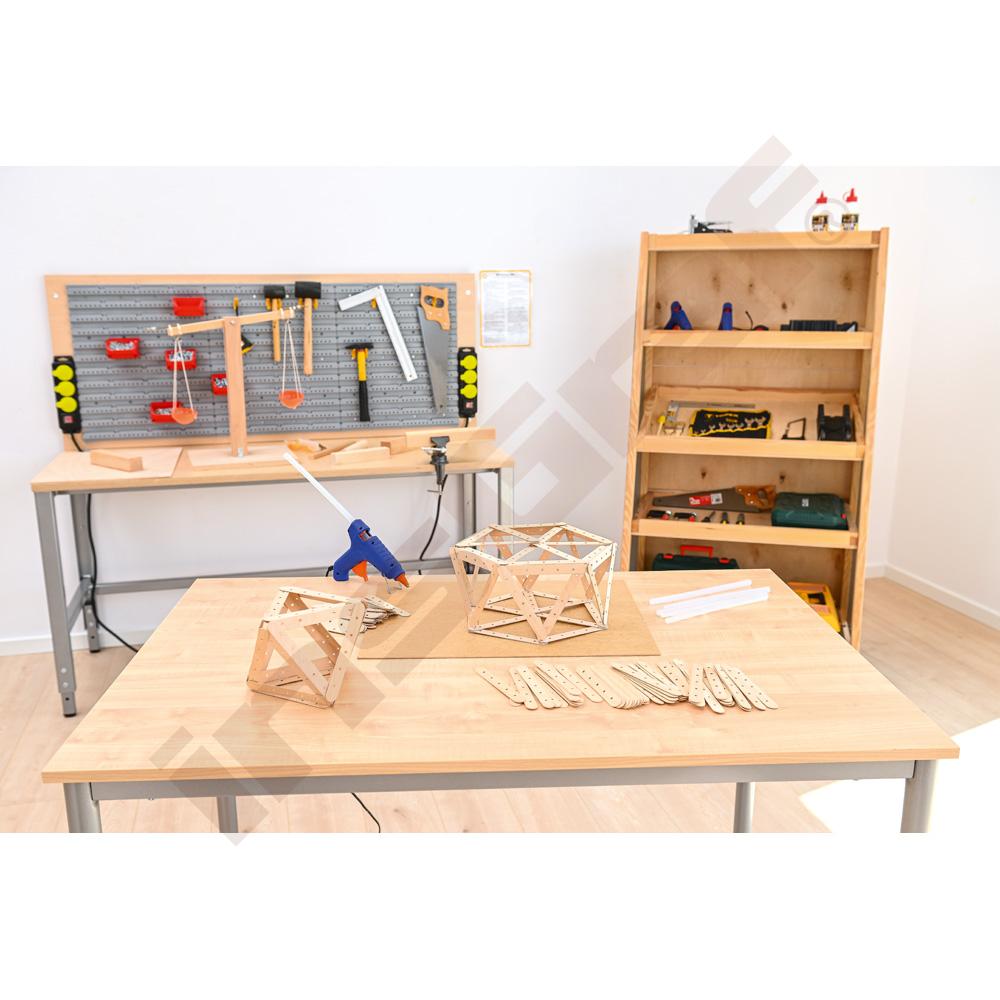 Holzbaustäbe mit Bohrlöchern