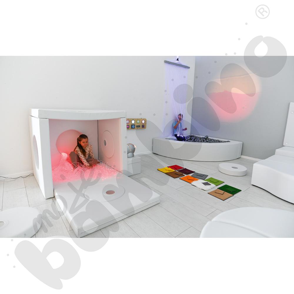 Biały domek - lustrzane odbicie