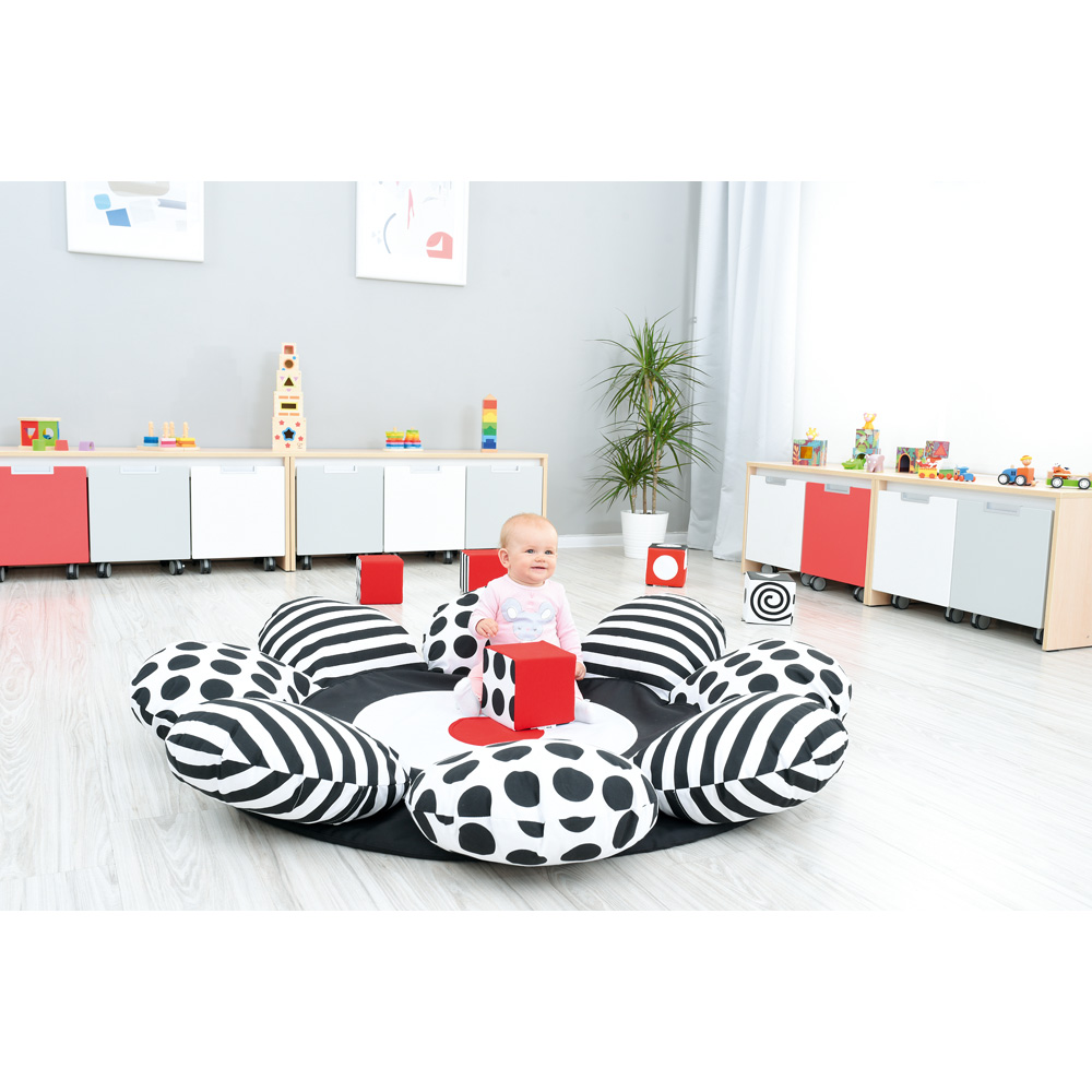 Kontrastný vankúš - kvetinka