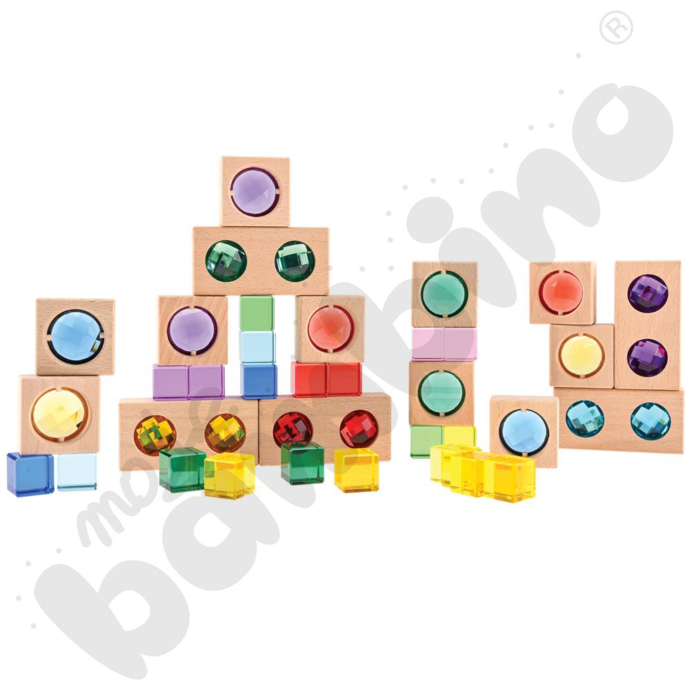 Drewniane klocki z elementami akrylowymi