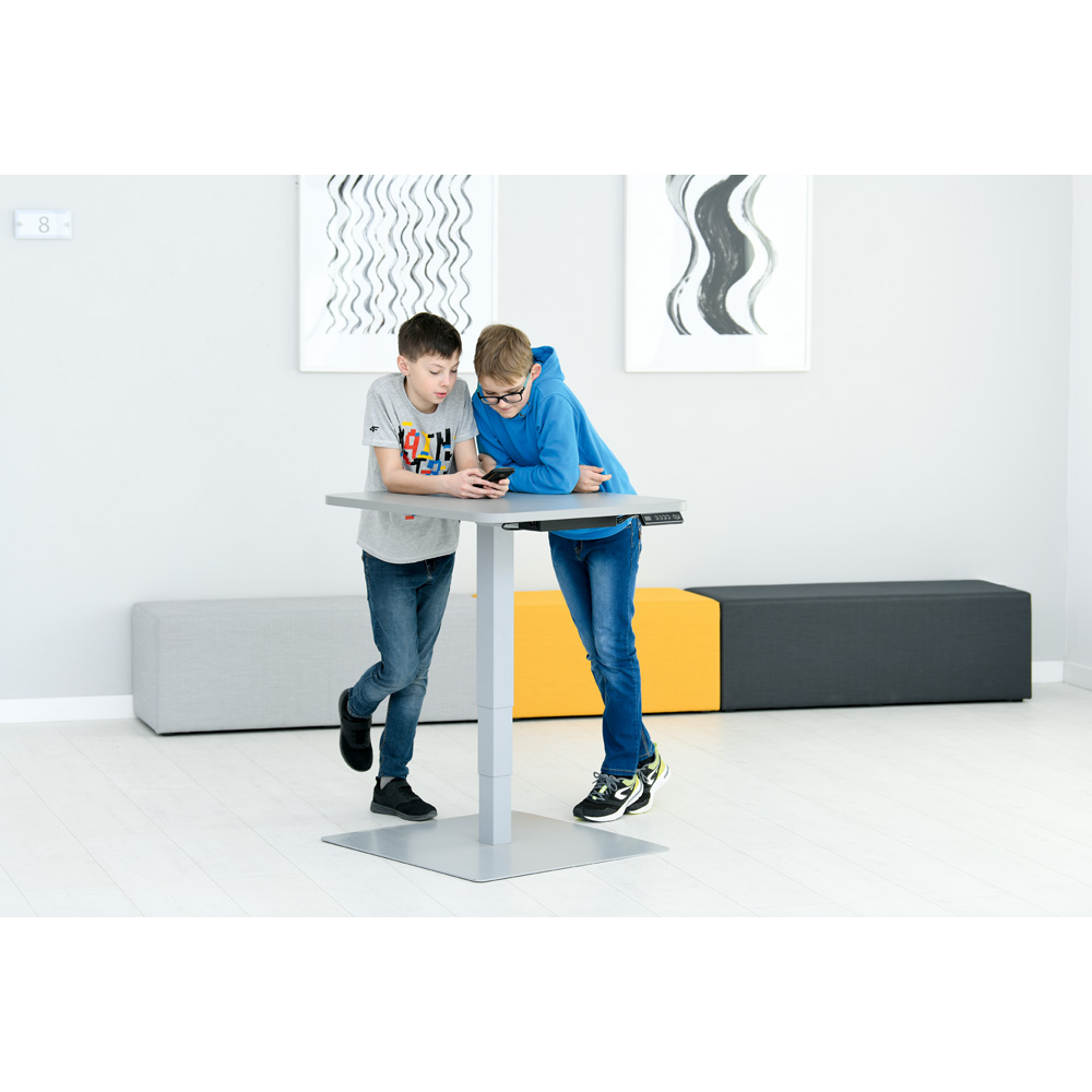 Štvorcový stôl 70 x 70 cm s elektrickou reguláciou výšky – sivý