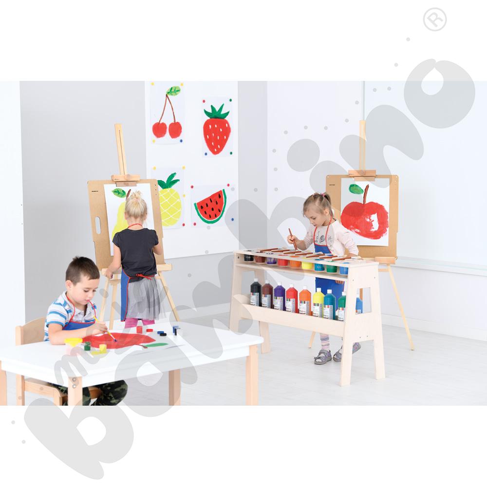 Stojak z farbami i pojemnikami