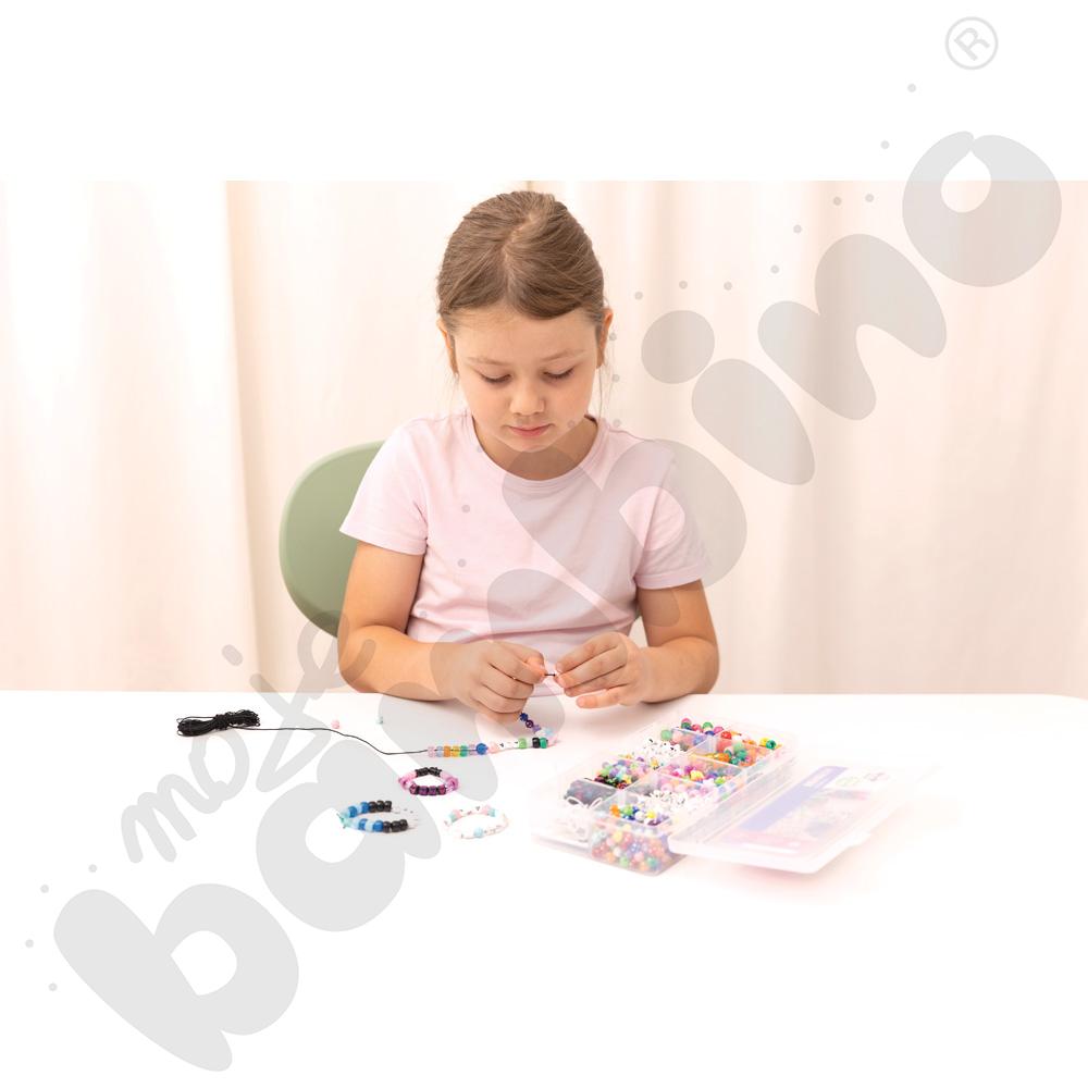 Koraliki z akcesoriami w pudełku