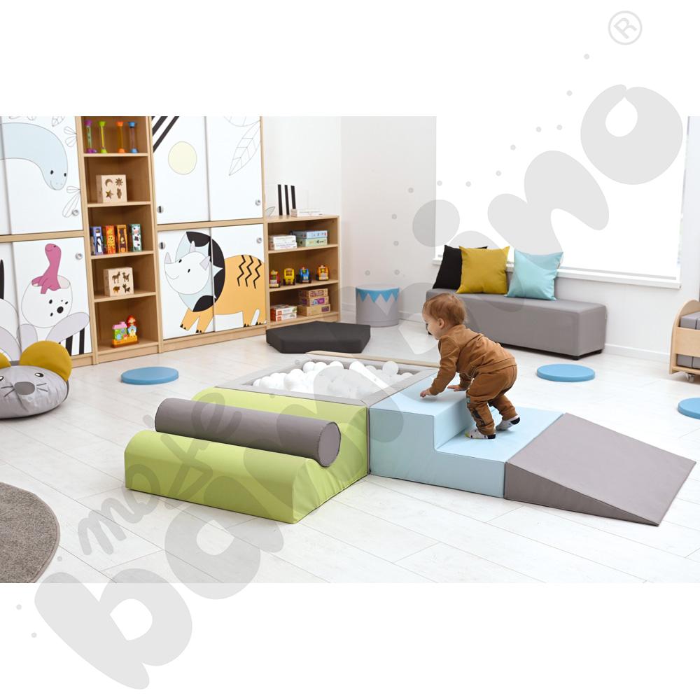 Zestaw pianek z kwadratowym basenem