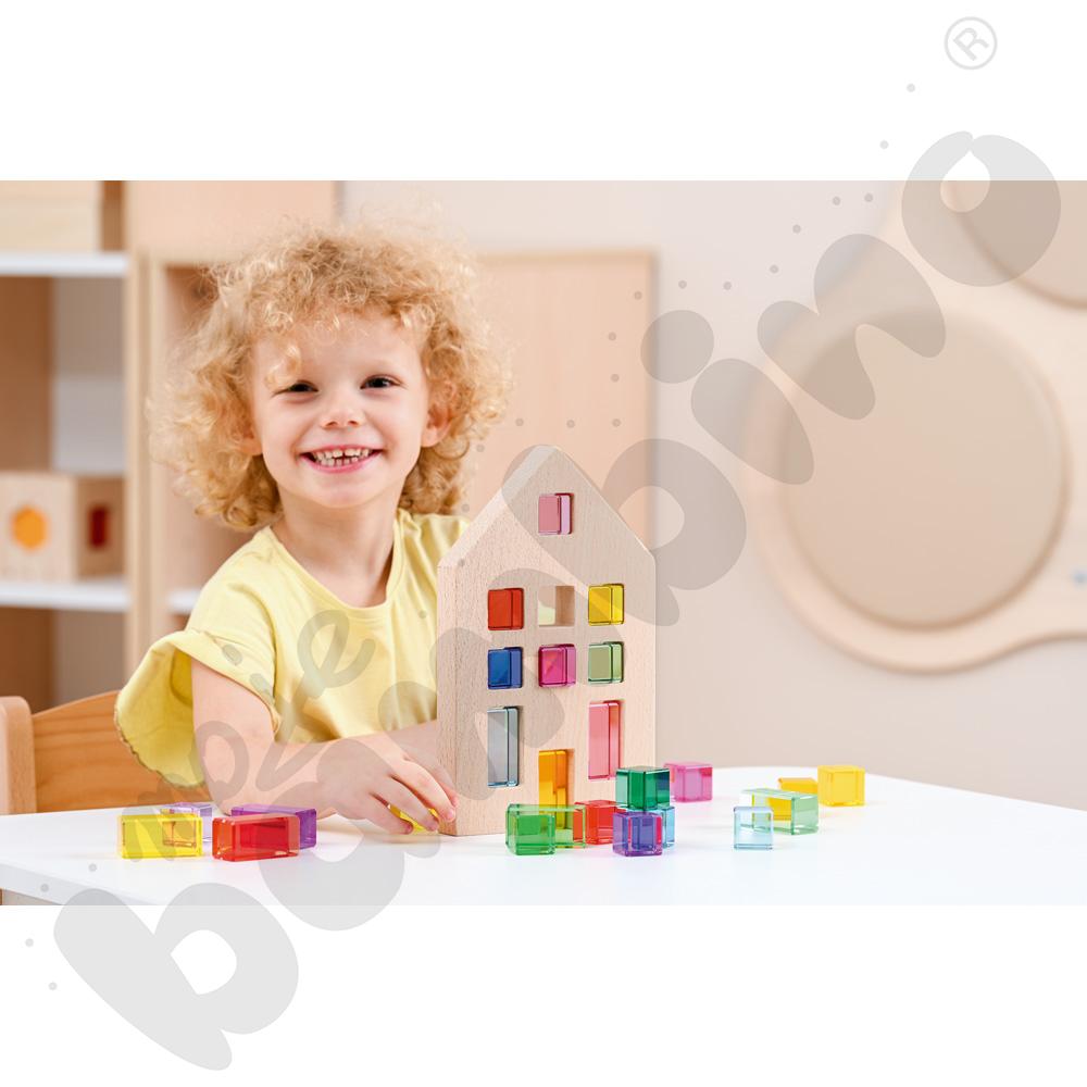 Drewniane domki z akrylowymi kostkami