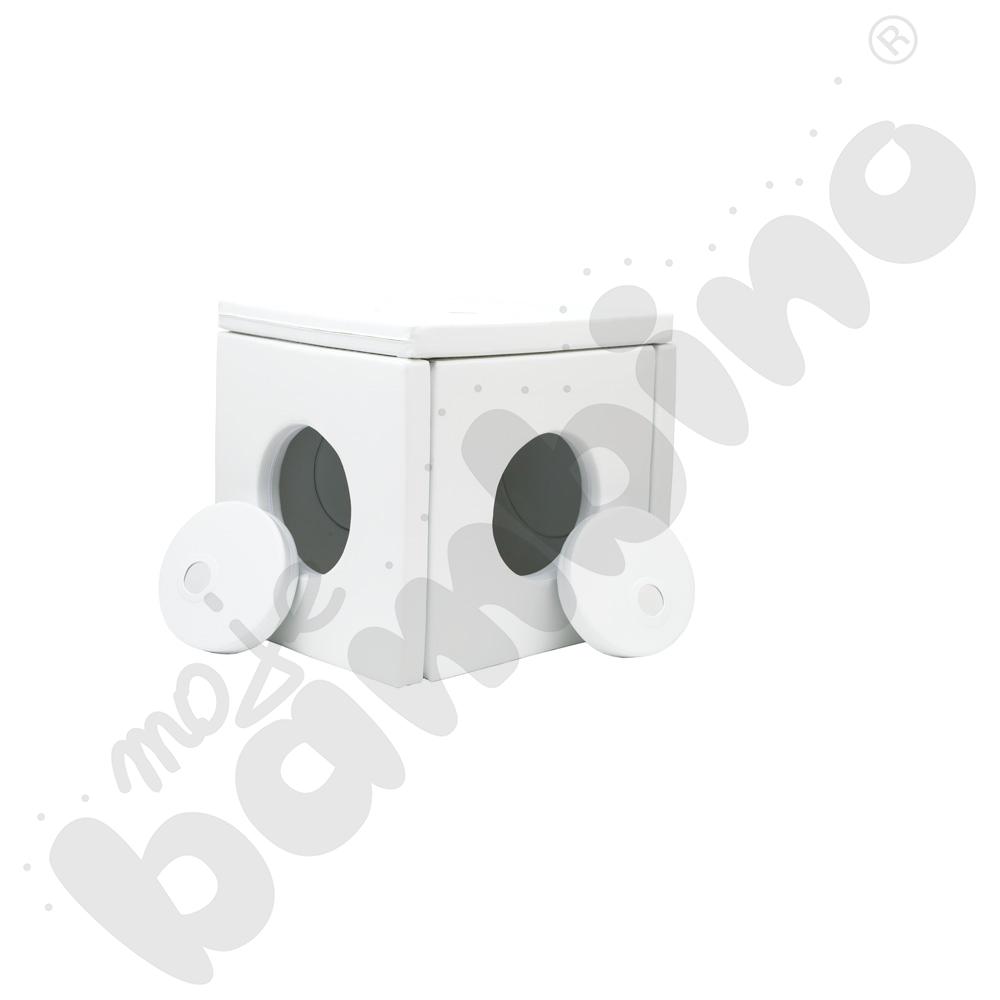 Biały domek - lustrzane odbicie