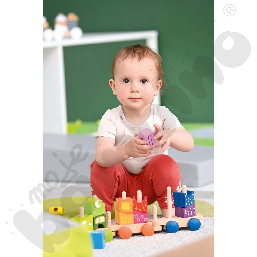 Wagoniki z kolorowymi klockami