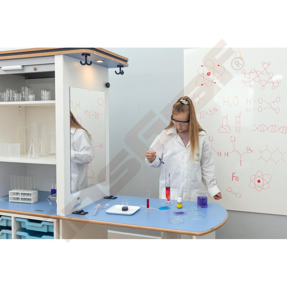 Laboratórium s modrými organizérmi