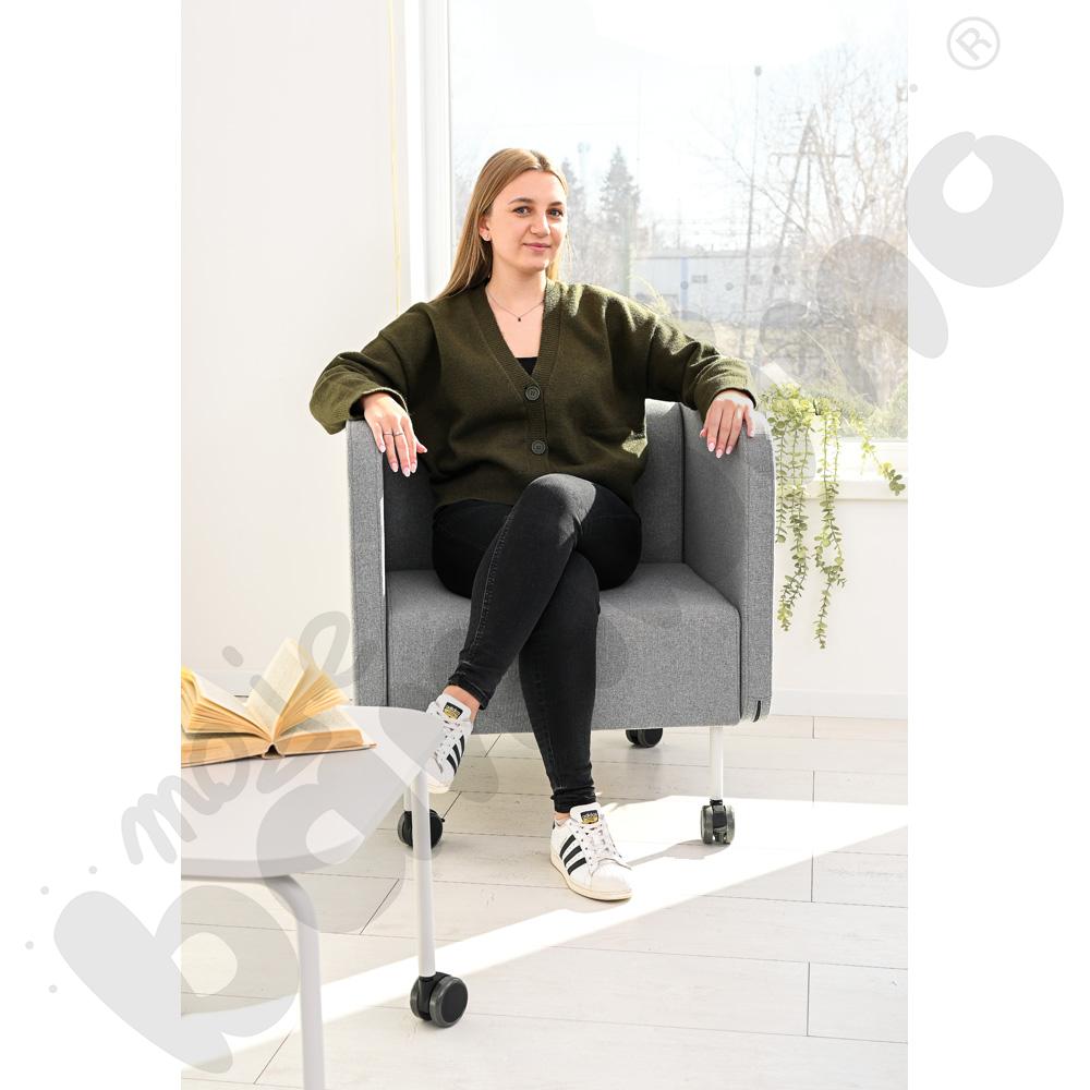 Fotel Versa z kółkami na twardą powierzchnię, stelaż jasnoszary, tkanina RO39