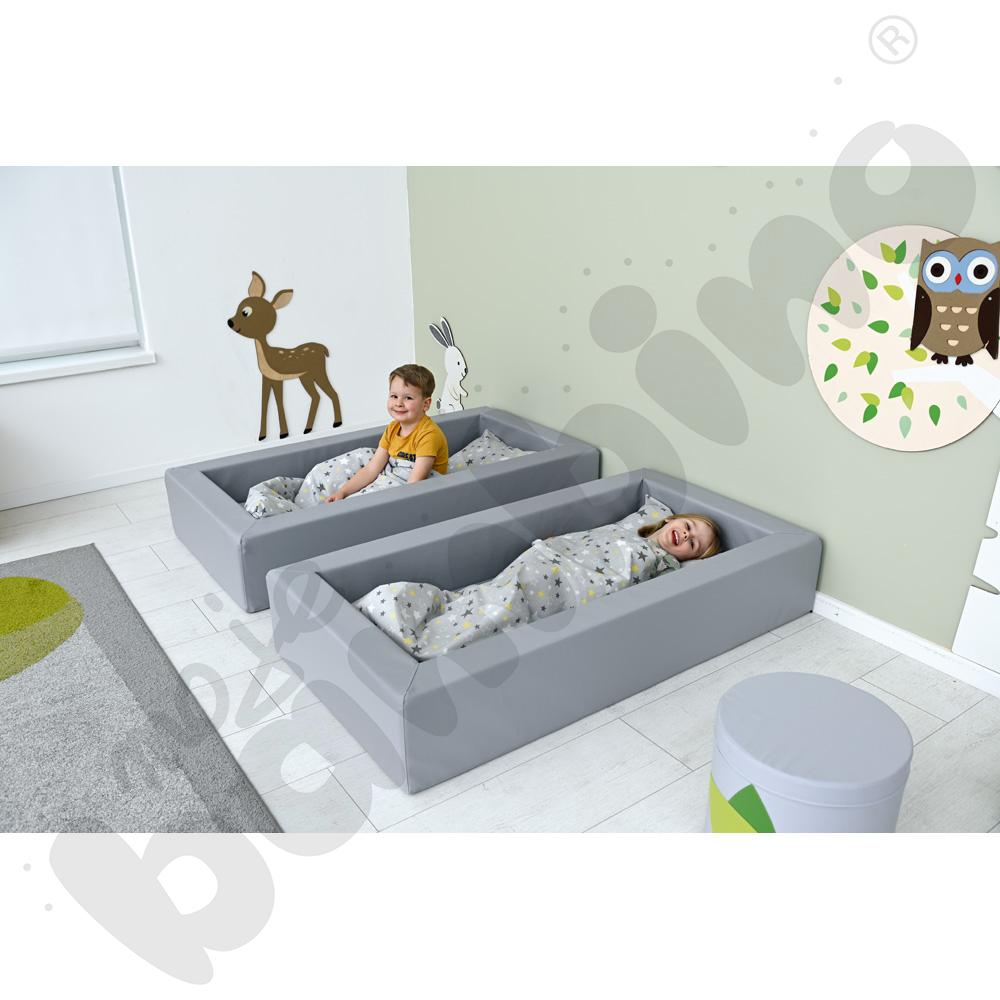 Szare łóżeczko piankowe z materacem