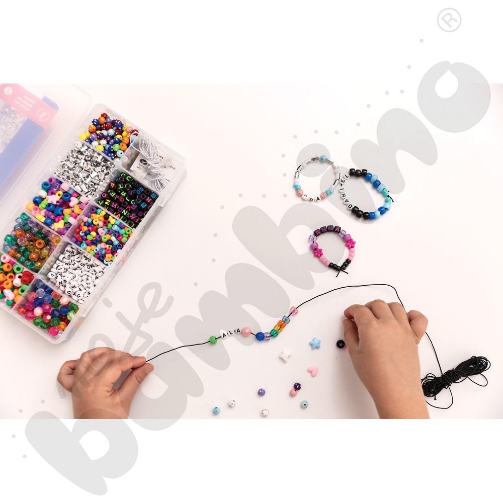 Koraliki z akcesoriami w pudełku