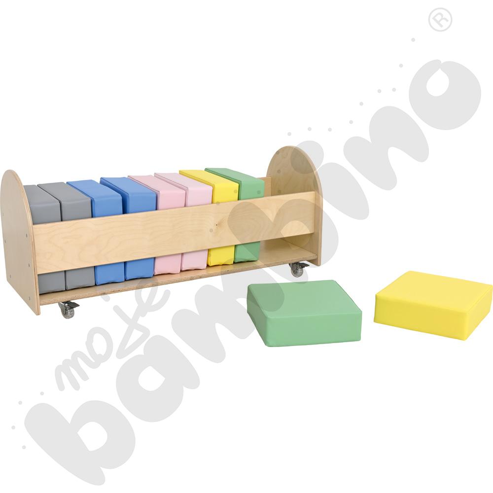 Stojak z zestawem pastelowych puf 