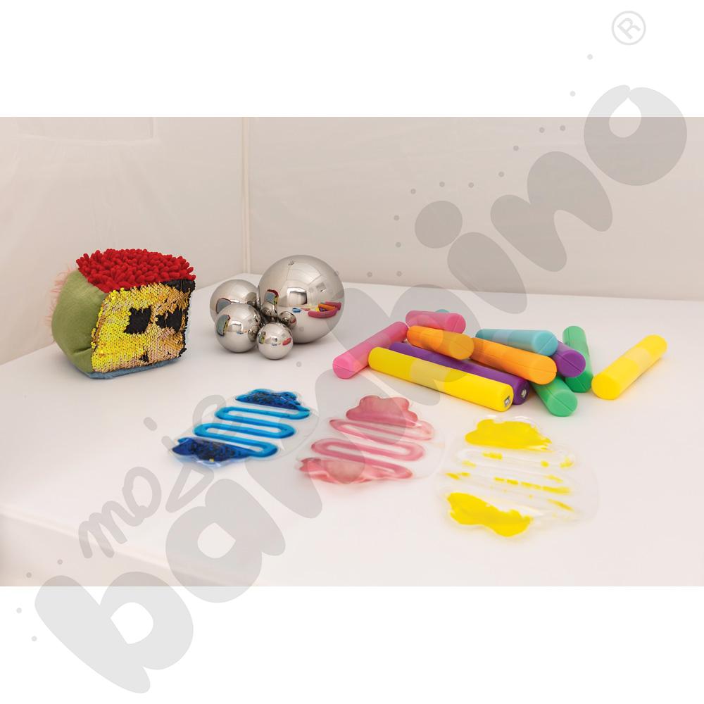 Biały namiot z akcesoriami terapeutycznymi