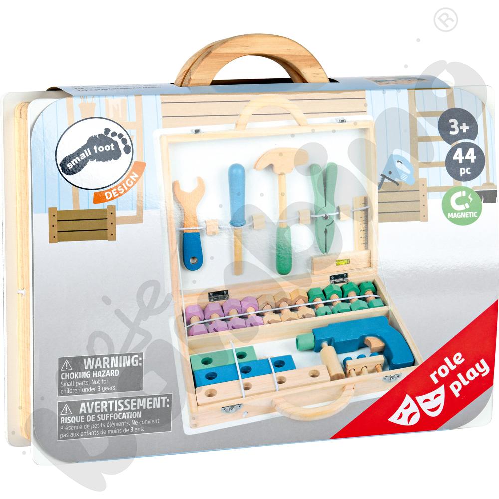 Drewniana skrzynka z narzędziami