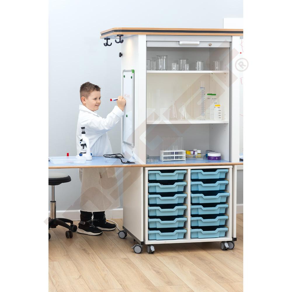 Laboratoř s modrými organizéry