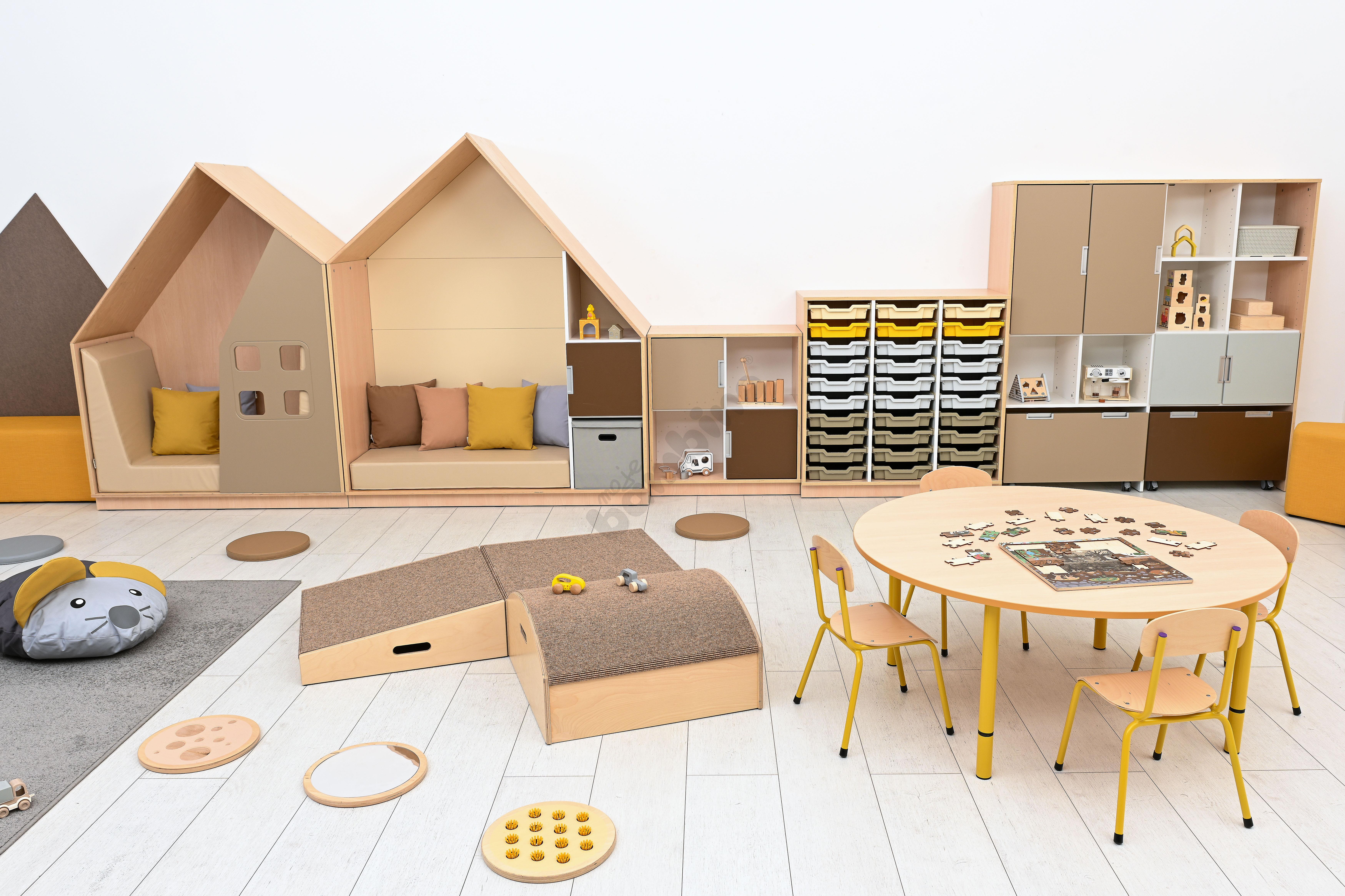 Sala przedszkolna Quadro w kolorystyce beżowo-musztardowej