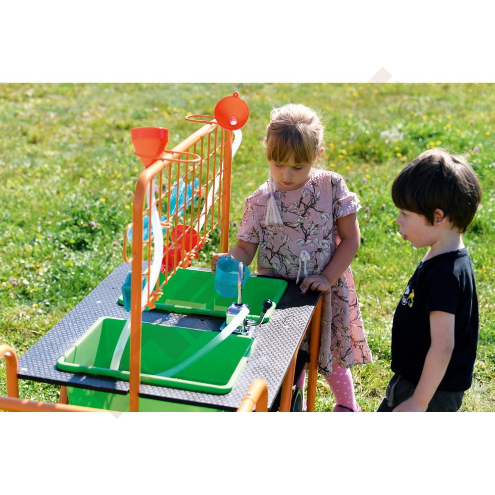 Mobilní stolek pro hry s vodou