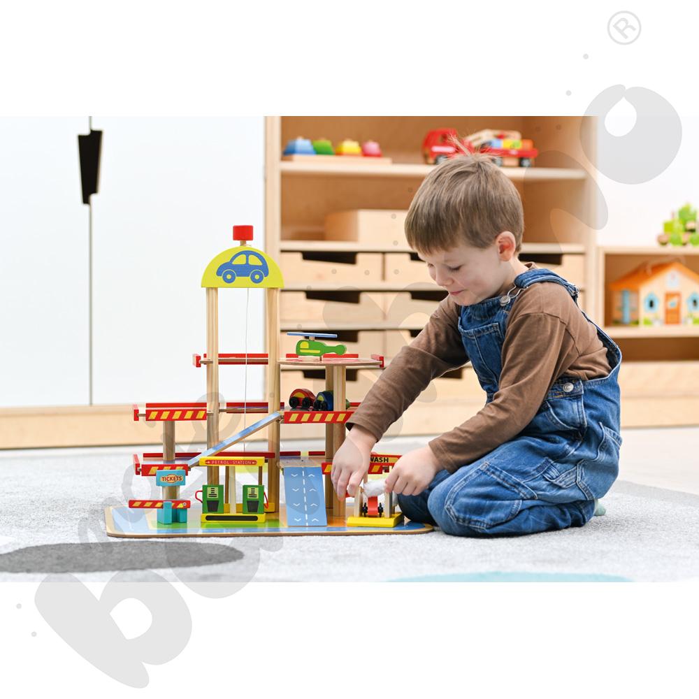 Drewniany parking z akcesoriami