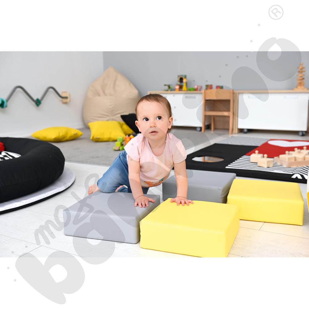 Stojak z zestawem pastelowych puf 