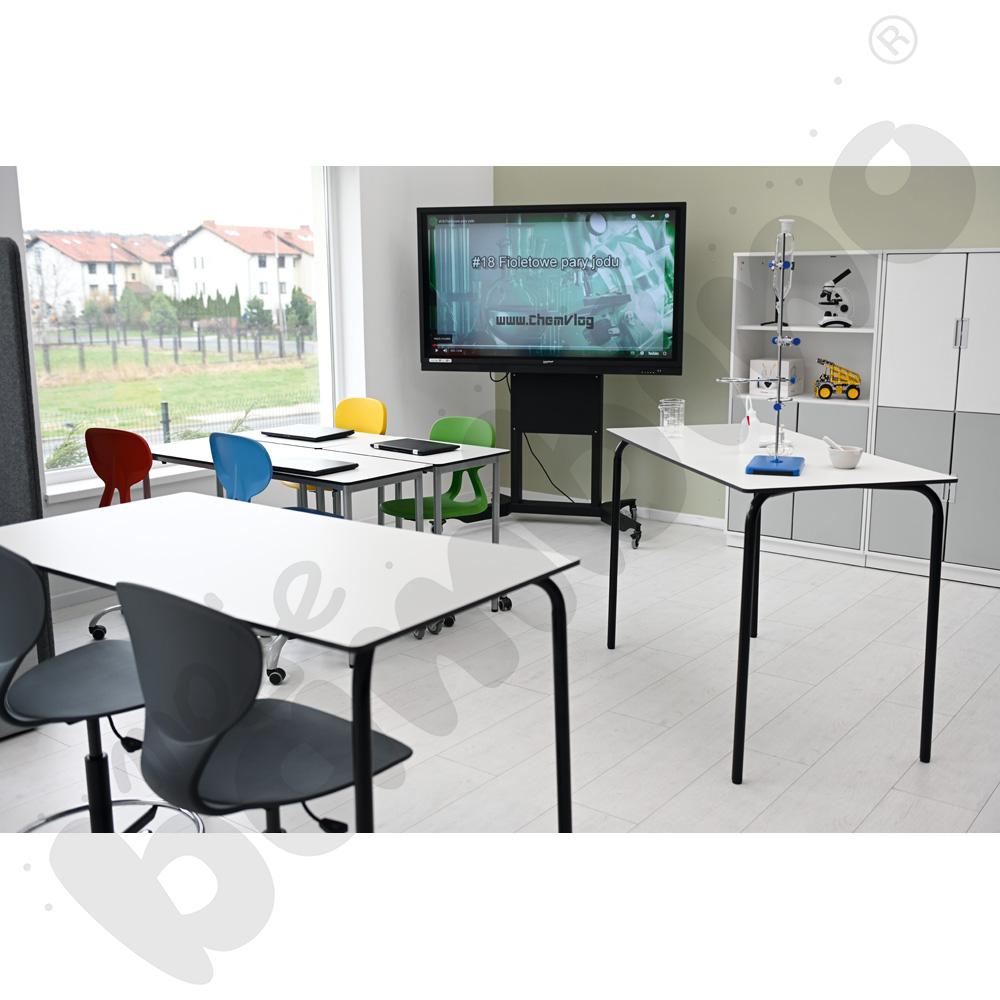 Hoker obrotowy na kółkach