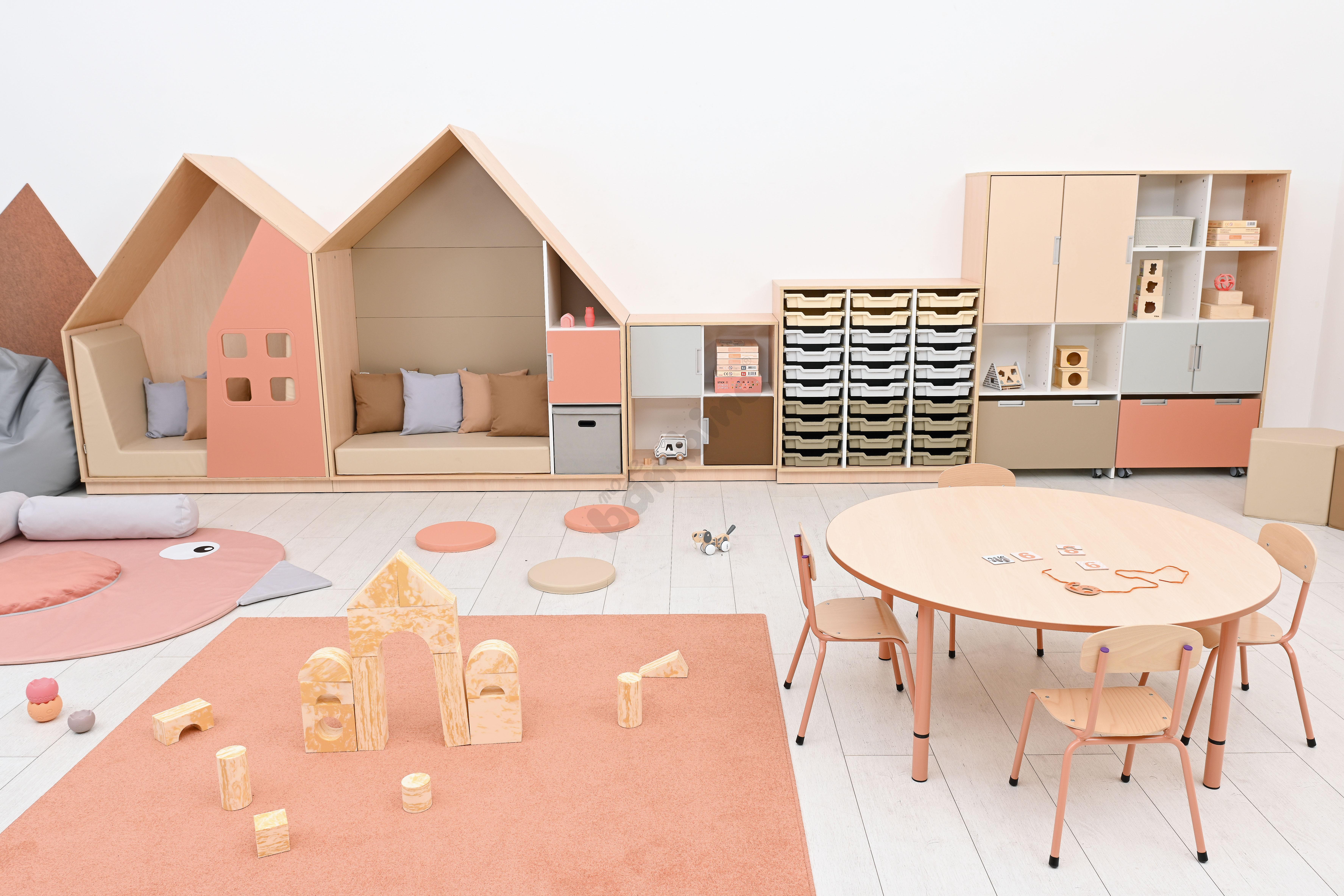 Sala przedszkolna Quadro w kolorystyce łososiowej 