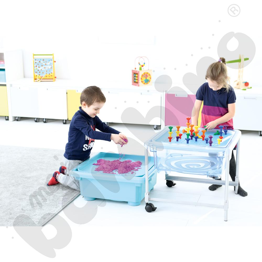 Vysoká konštrukcia k úložným boxom