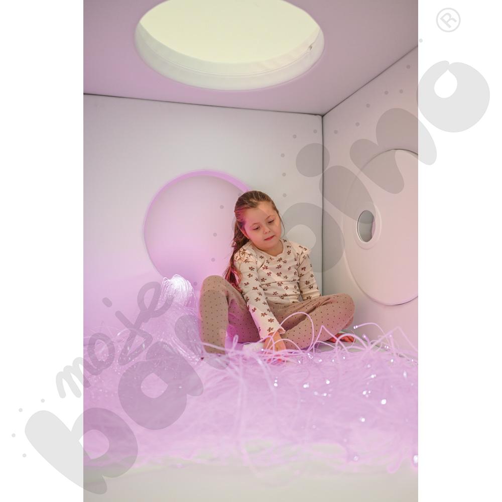 Biały domek - lustrzane odbicie