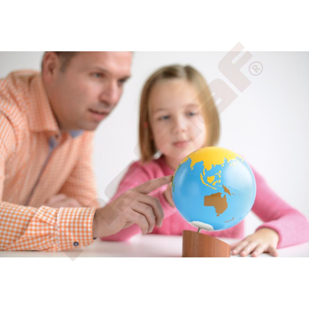 Montessori globus - barevné kontinenty  