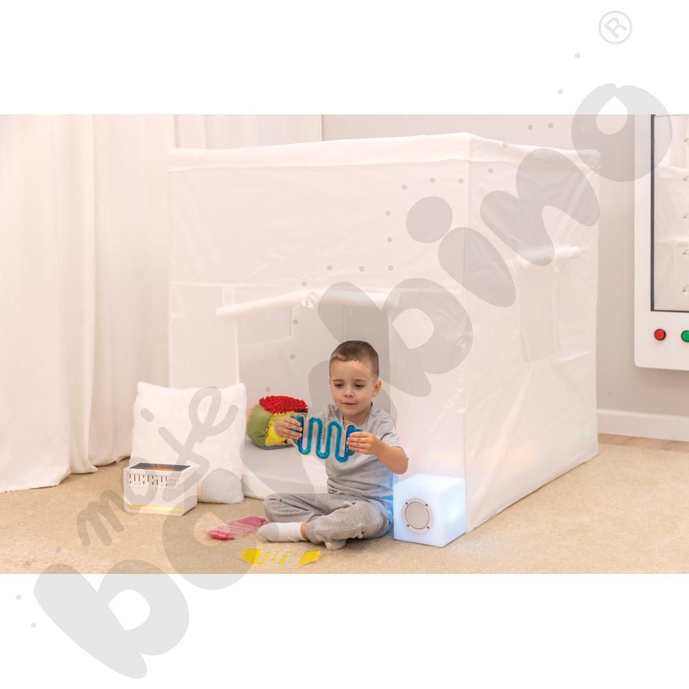 Biały namiot z akcesoriami terapeutycznymi