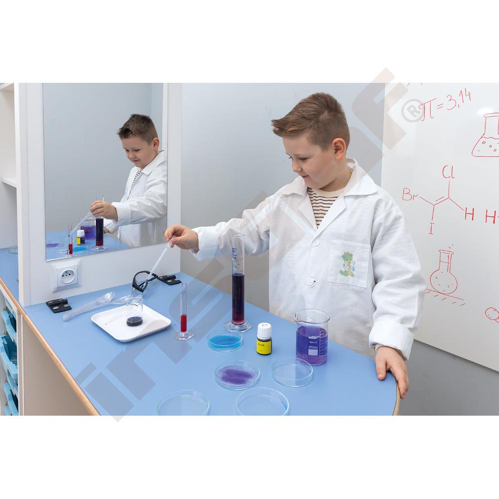Laboratórium s modrými organizérmi