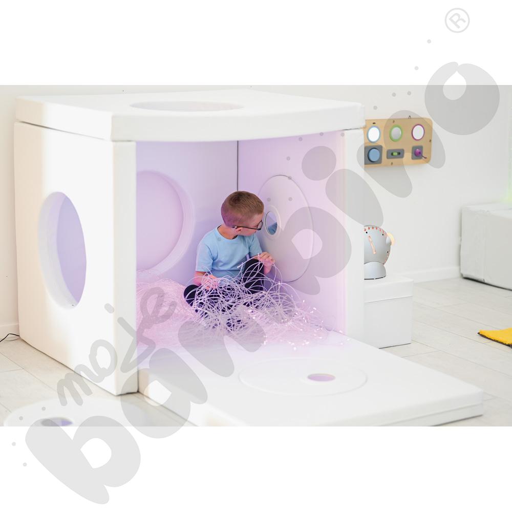 Biały domek - lustrzane odbicie