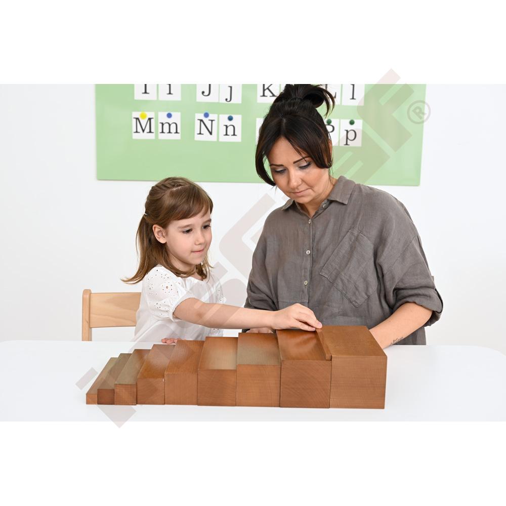 Montessori hnědé schůdky 