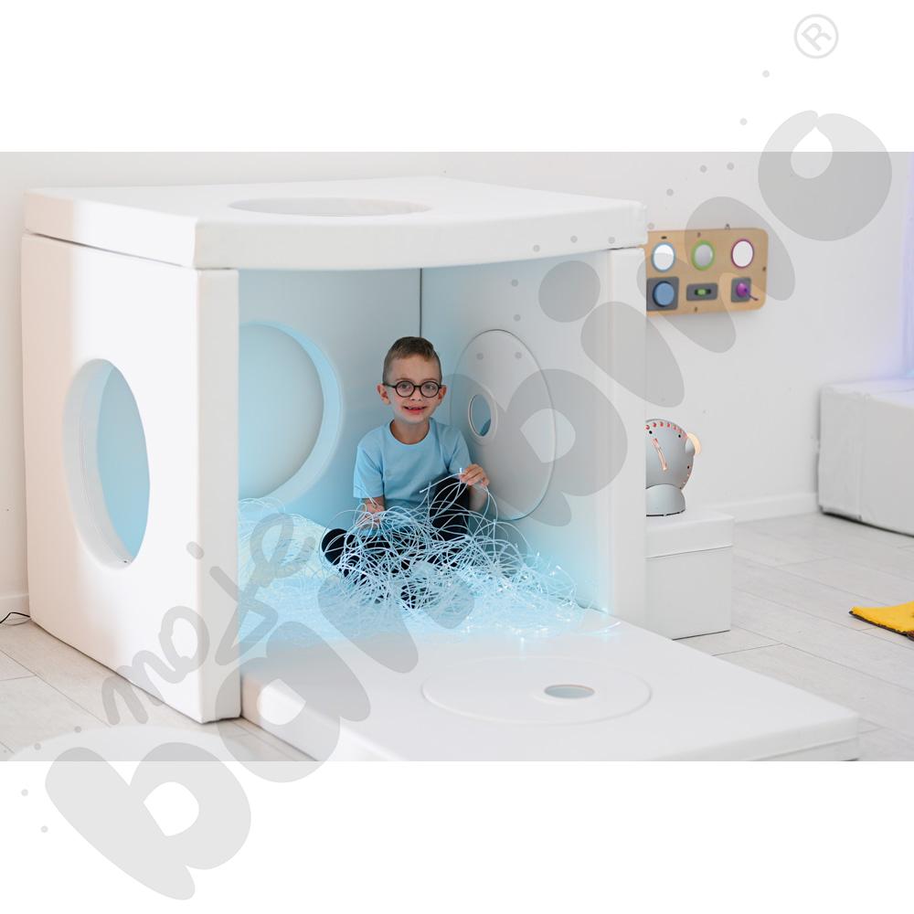 Biały domek - lustrzane odbicie