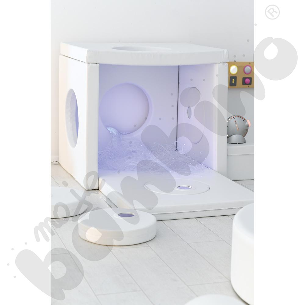 Biały domek - lustrzane odbicie