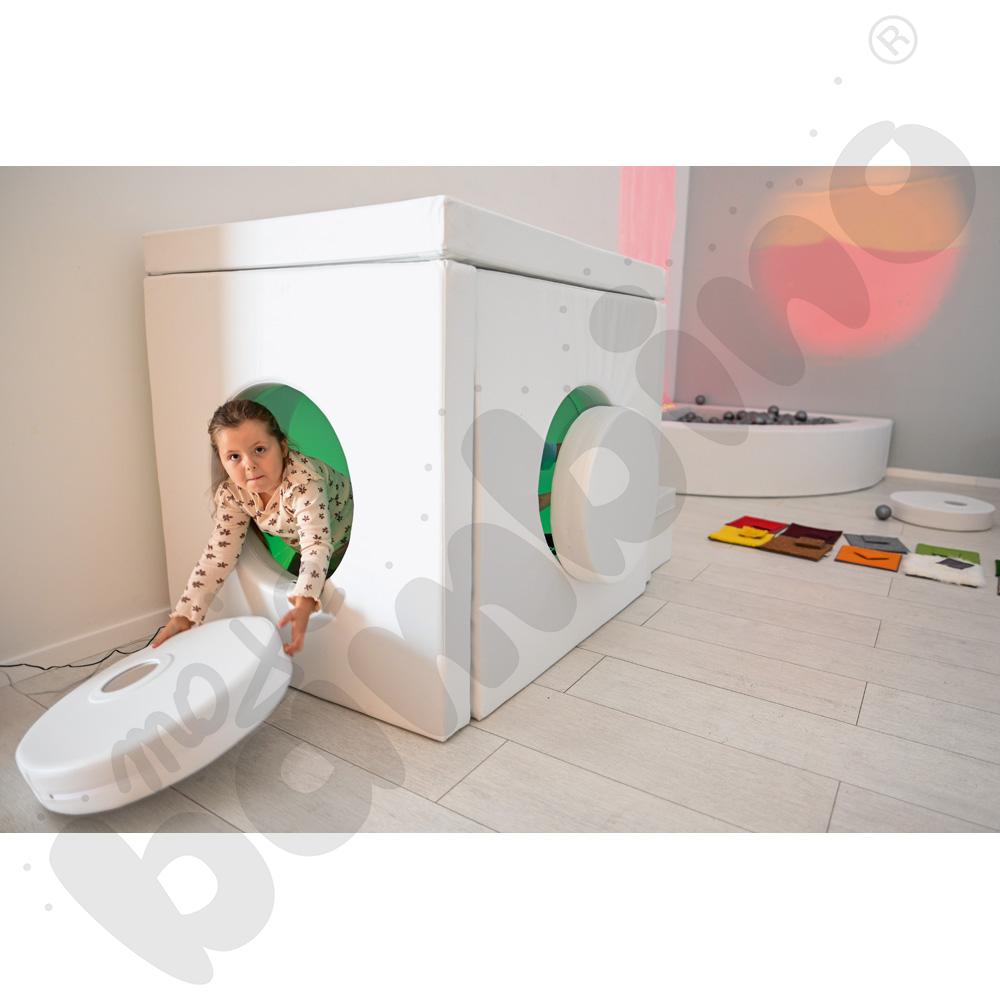 Biały domek - lustrzane odbicie