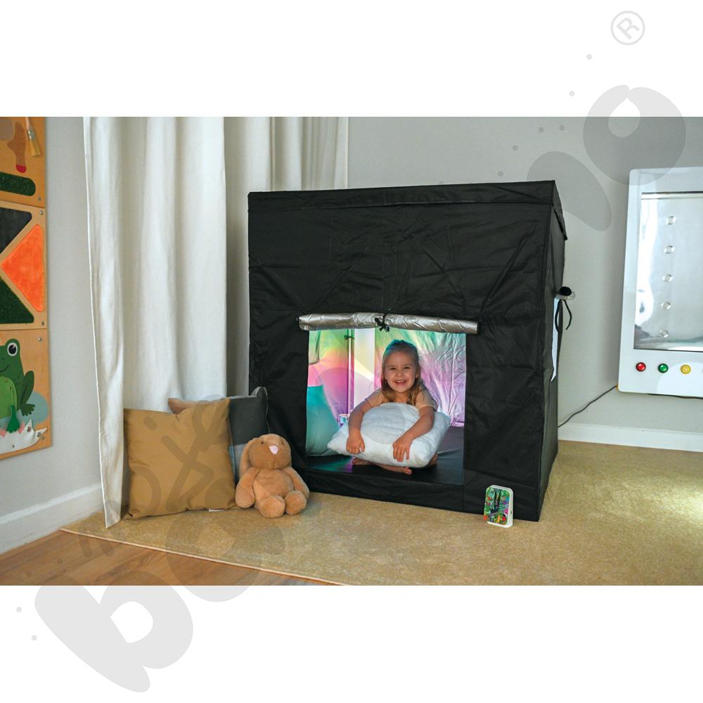 Czarny namiot z akcesoriami terapeutycznymi