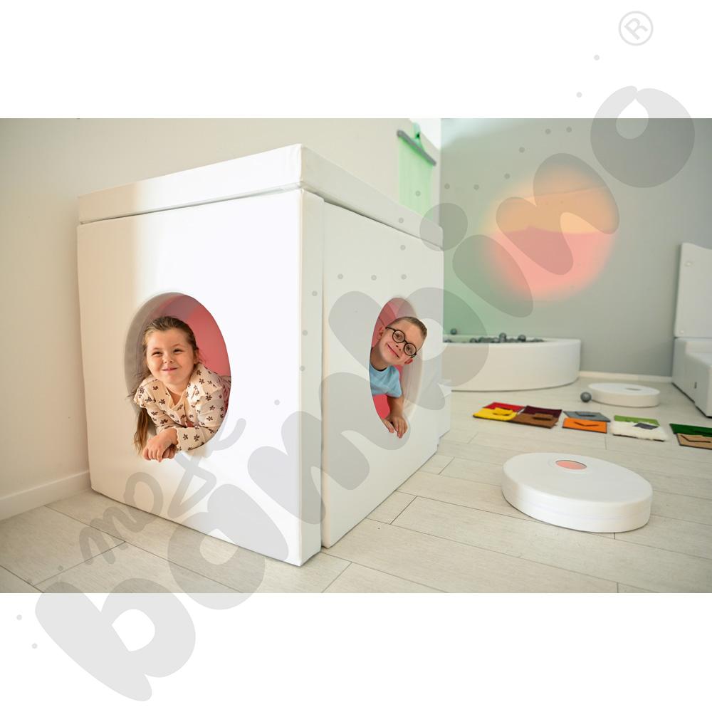 Biały domek - lustrzane odbicie