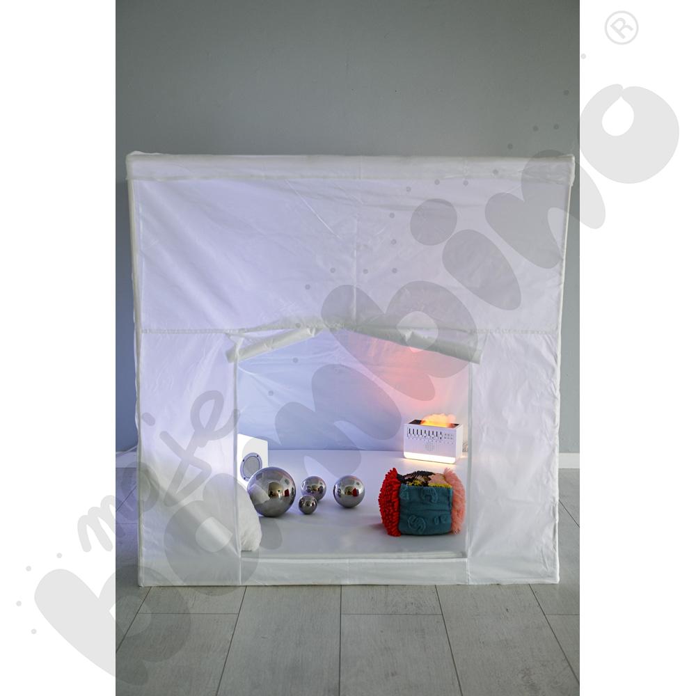 Biały namiot z akcesoriami terapeutycznymi