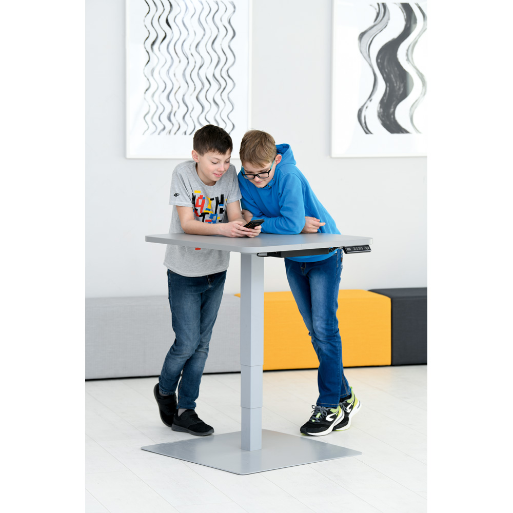 Štvorcový stôl 70 x 70 cm s elektrickou reguláciou výšky – sivý