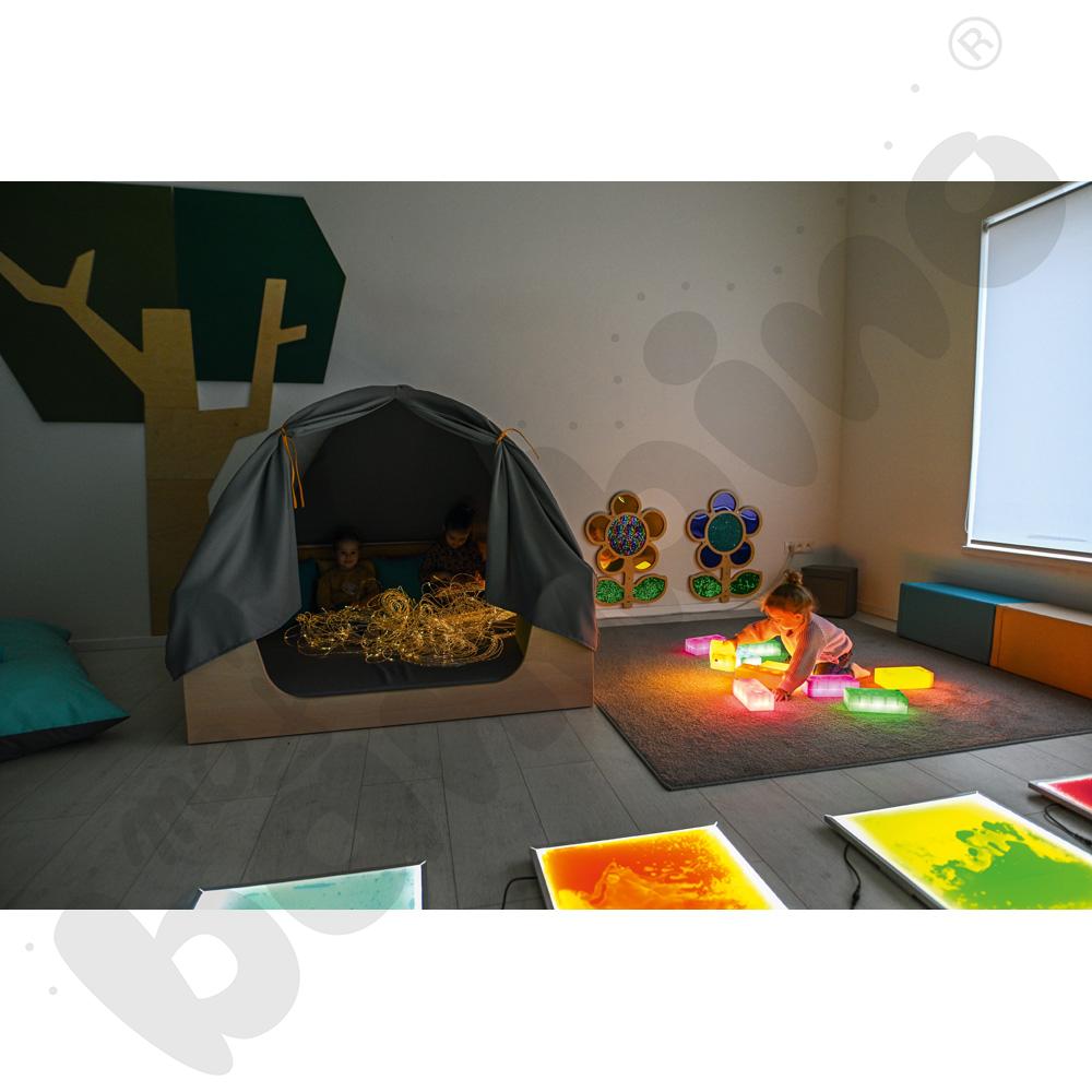 Kącik relaksacyjny z baldachimem