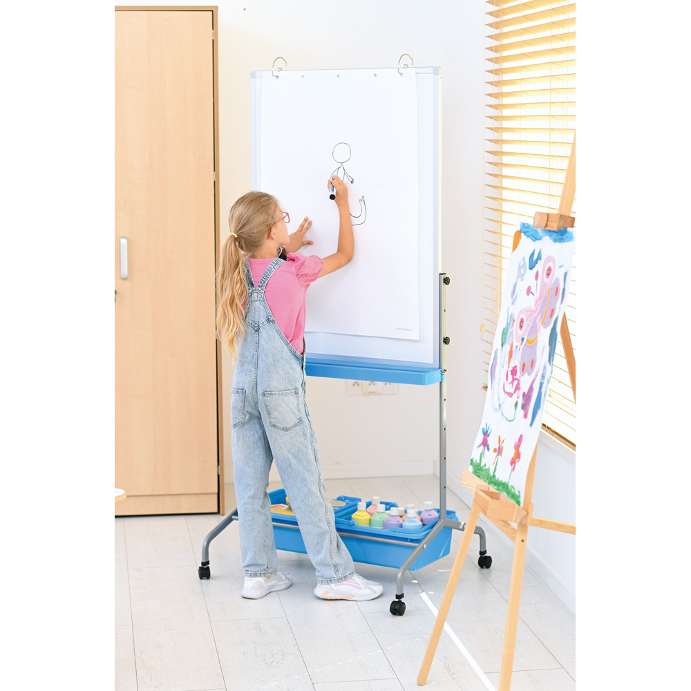 Mobilná, magnetická, nasucho stierateľná tabuľa 75 x 100 cm - modré úložné boxy