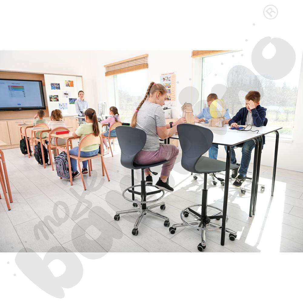 Hoker obrotowy na kółkach