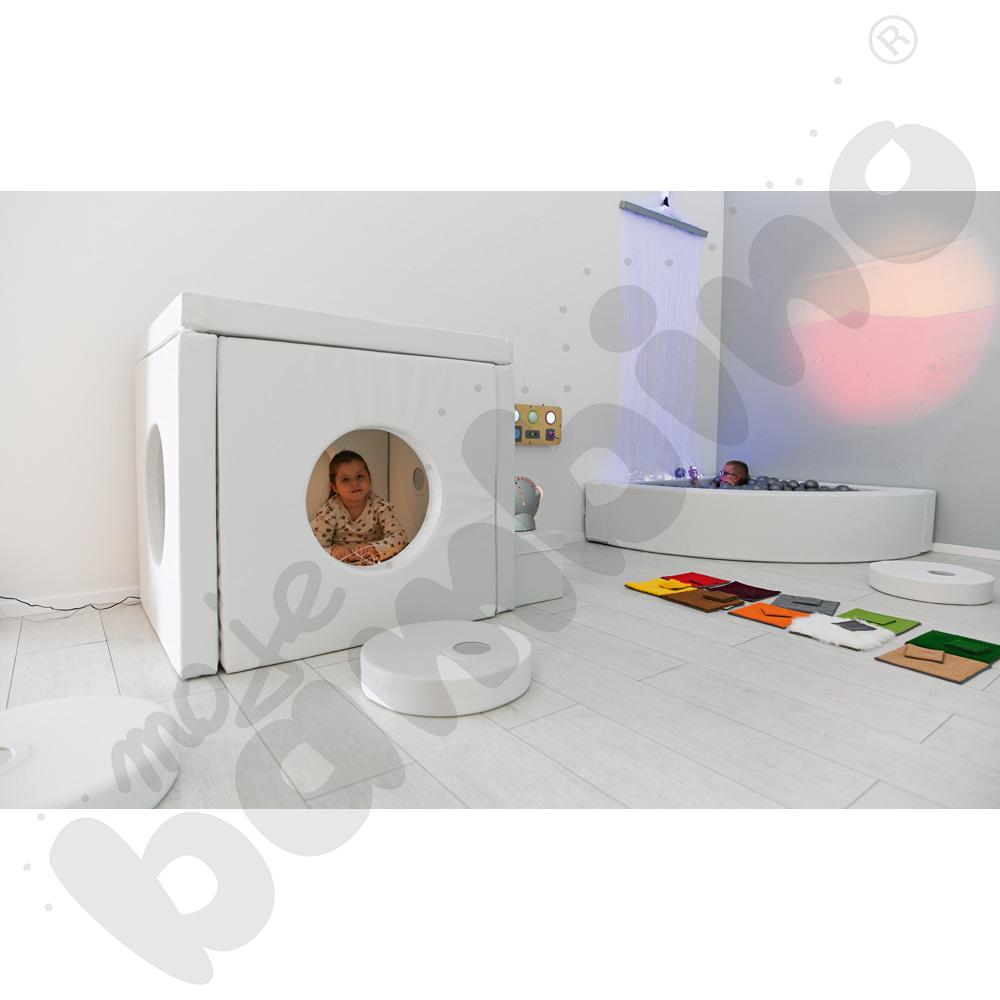 Biały domek - lustrzane odbicie